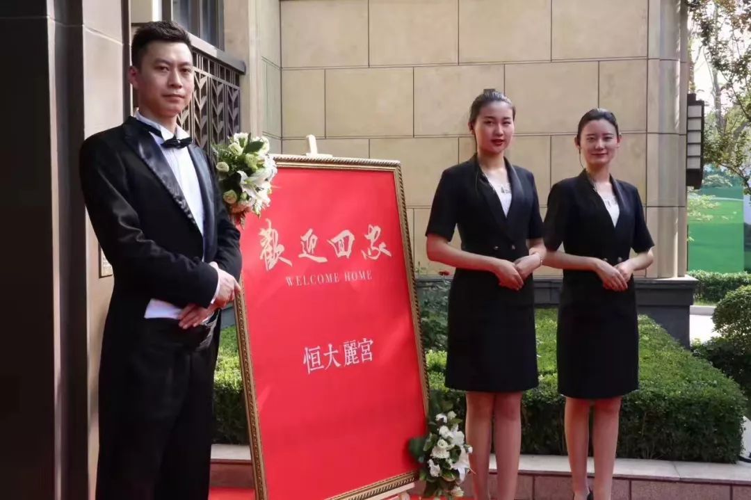 圣誕遇新年，暖心相伴 金碧物業邀您共享雙節歡愉